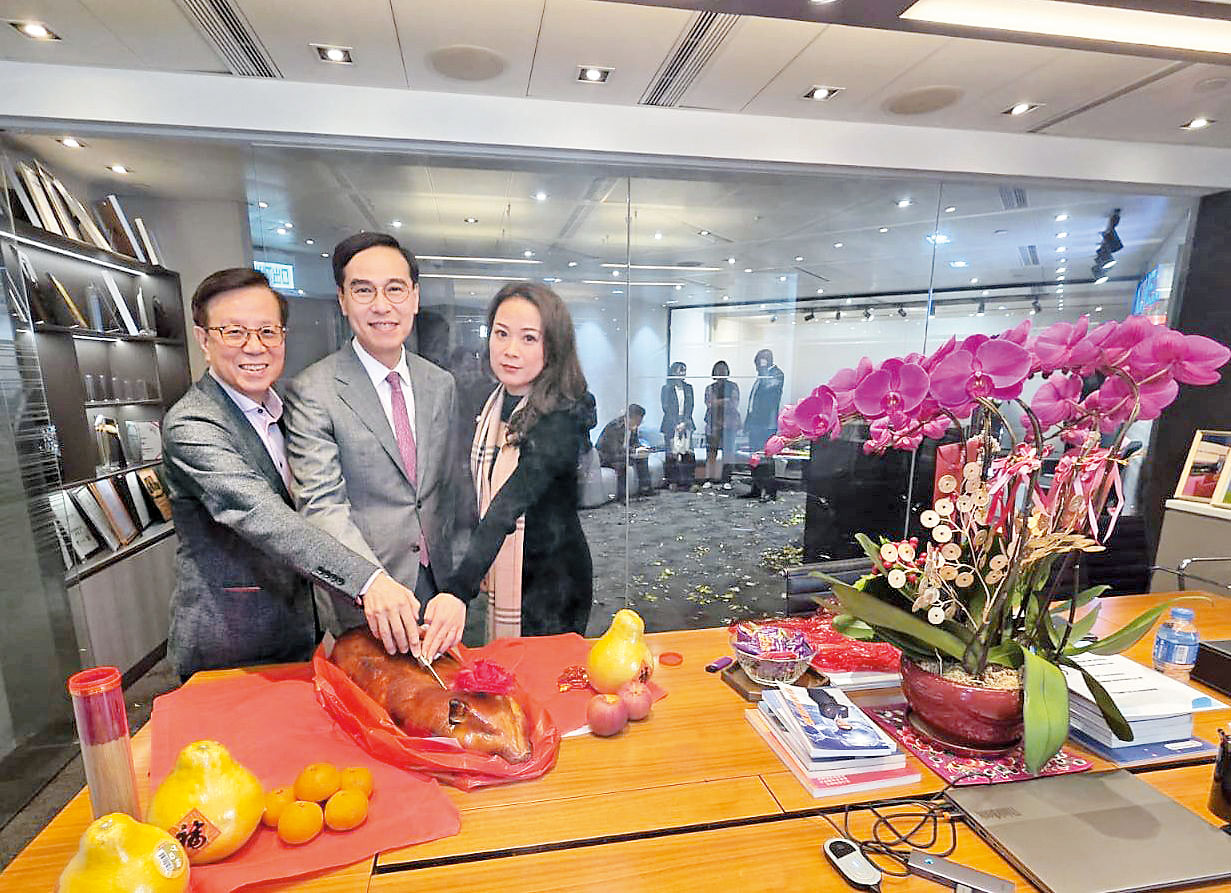 鄧聲興（中）攝於ALLWELL開年儀式。