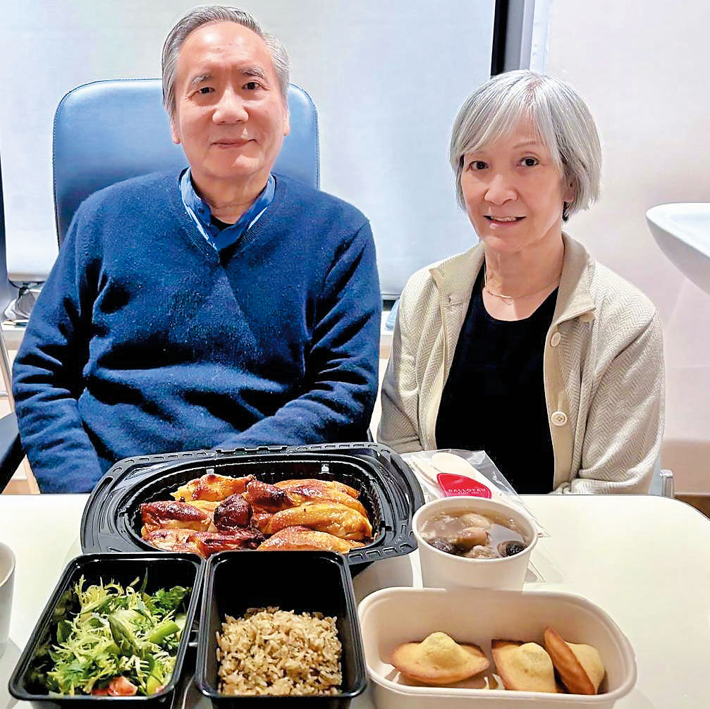 跟太座在病房享受星級法國晚餐。