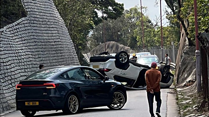 石澳道私家車失控撞壆翻側 司機受傷送院