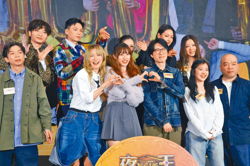 有幸運影迷獲得上台跟一班演員合照的機會。