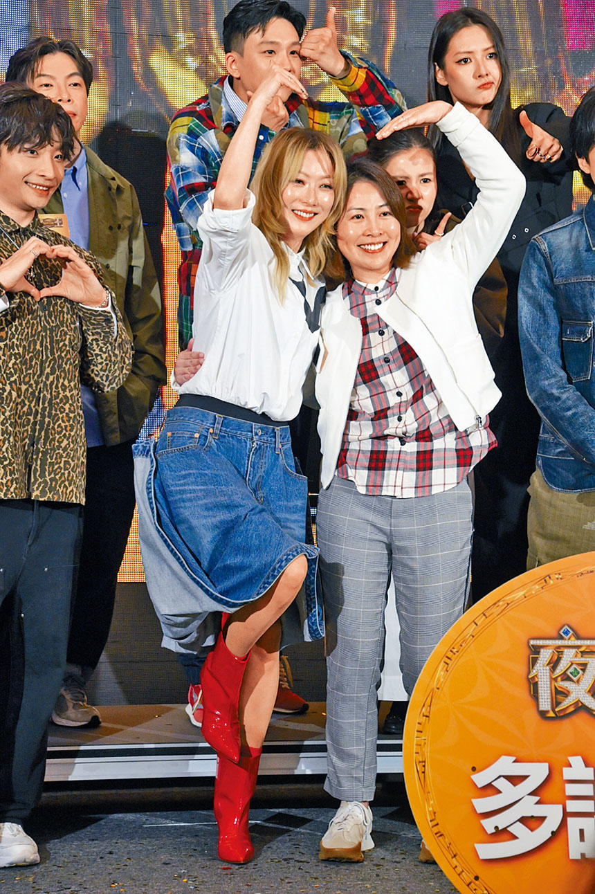 Sammi開心同影迷拍照留念。