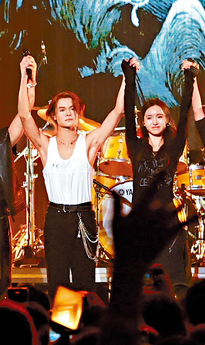 完場時Tiger感觸落淚，拖?妹妹謝幕。