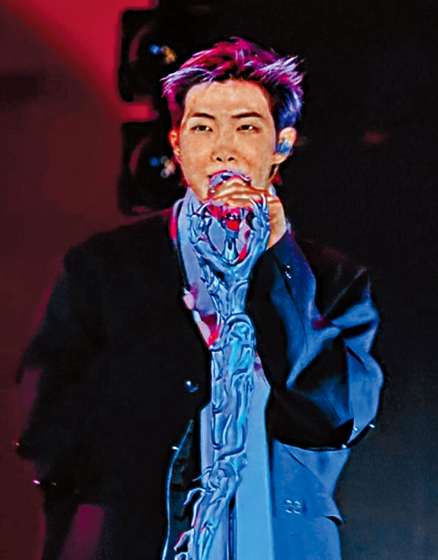 腳傷的RM這夜只能企定定或坐著表演，相信未能盡情為ARMY演出他心裏都很失落。