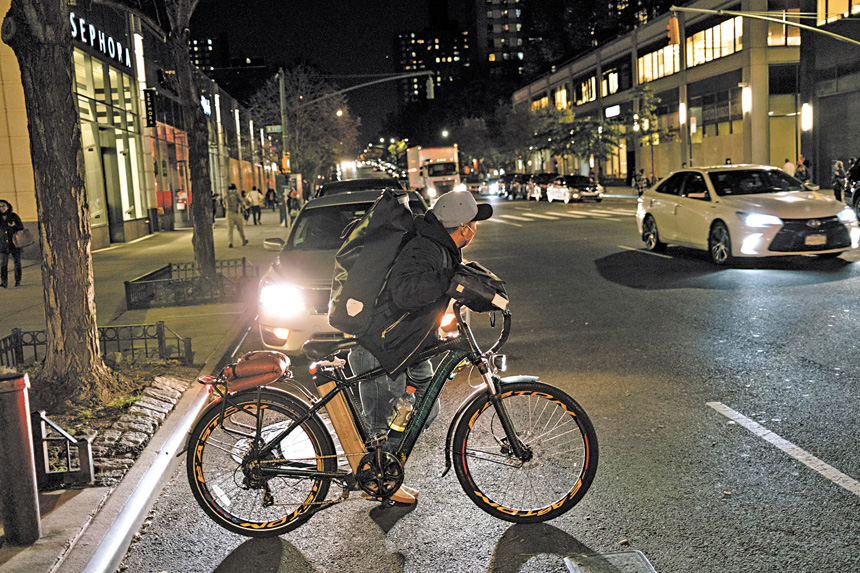 馬姆達尼計劃放寬針對違規電動單車騎手的警方執法。José A. Alvarado Jr./紐約時報