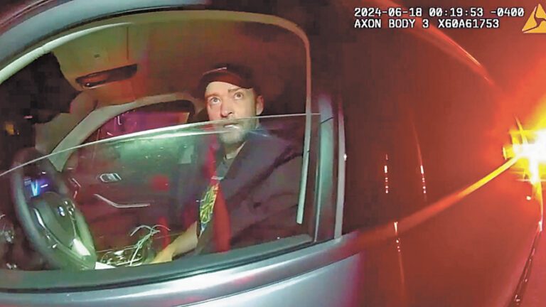 警方正式公開賈斯汀涉嫌醉酒駕駛被捕的執法記錄儀畫面。美聯社