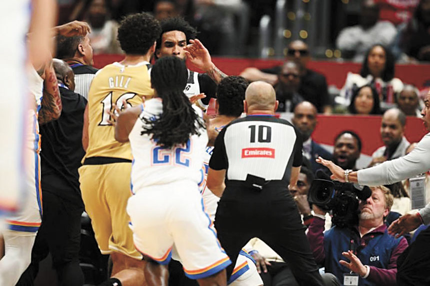 雷霆與奇才球員在籃下推擠衝突。美聯社