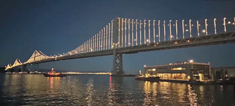 海灣大橋重新亮燈。NBC電視畫面