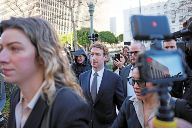 Meta行政總裁朱克伯格(圖中央)2月18日抵洛杉磯法院，出席涉及社媒危害兒童案審訊。美聯社資料圖片