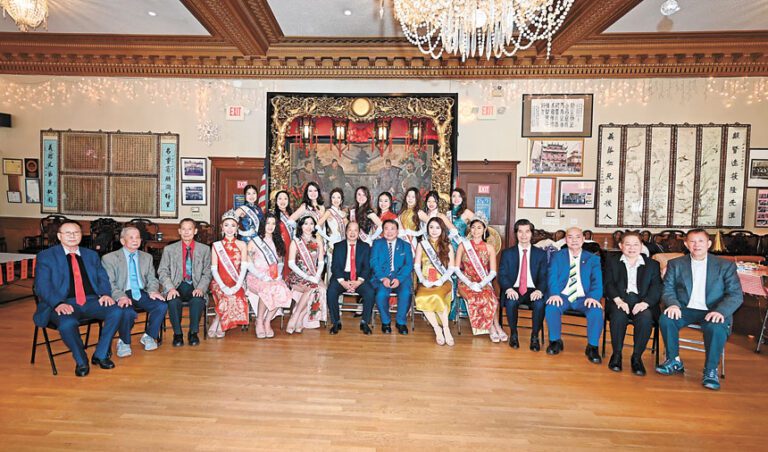 總公所主席張永強、三藩市公所主席趙汝輝暨元老等首長、中華總商會首長與全美華埠小姐眾佳麗合影。馬紅兵攝