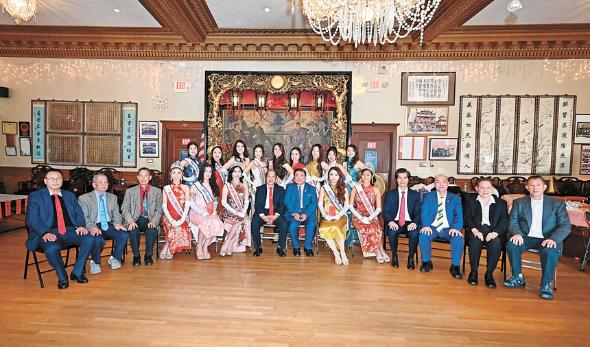 總公所主席張永強、三藩市公所主席趙汝輝暨元老等首長、中華總商會首長與全美華埠小姐眾佳麗合影。馬紅兵攝