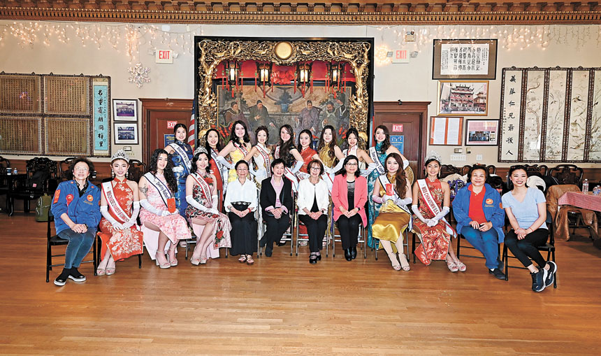 三藩市龍岡婦女部主任趙許聘夫人暨同仁、中華總商會首長與全美華埠小姐眾佳麗合影。馬紅兵攝