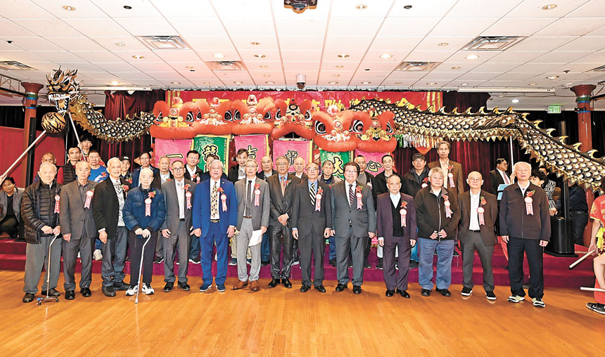 雷馮翊堂首長、職員及宗親在金龍瑞獅前合影。馬紅兵攝