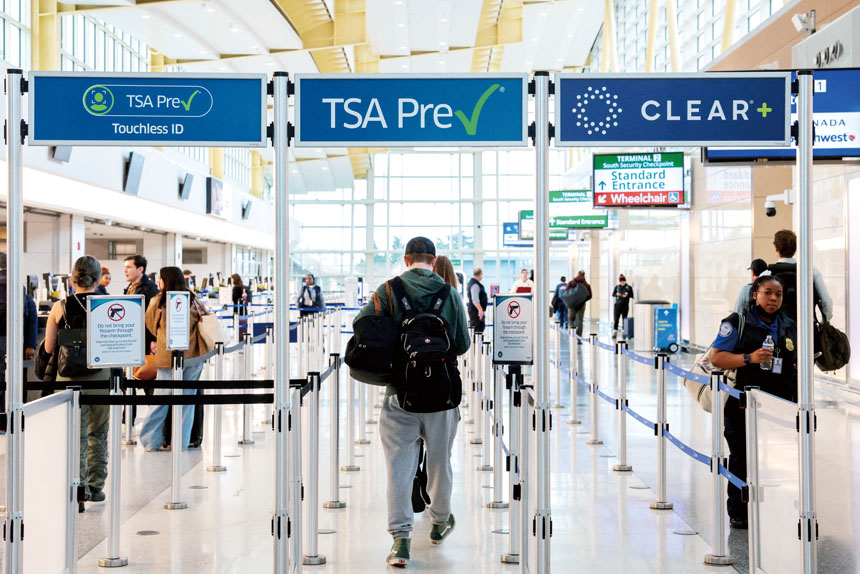 國土安全部的持續停擺嚴重影響下級機構運輸安全管理局（TSA）等運作，各地機場安檢系統亦受波及。圖為在維吉尼亞州阿靈頓，乘客在機場排隊等候TSA的「預檢通道」。路透社