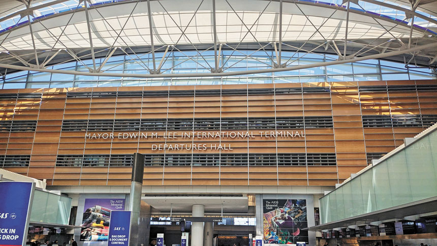 黃慕卿攝於三藩市國際機場航站樓內。三藩市國際機場提供