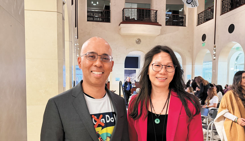 黃慕卿（右）與SFO總監康卡特（Mike Nakornkhet）合影於機場，是全美大型機場中罕見的亞裔雙首長組合。三藩市國際機場提供