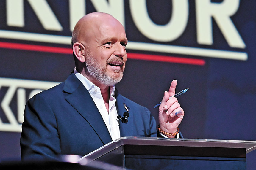 共和黨主要候選人之一希爾頓亦質疑斯華威可能不符合參選資格。美聯社