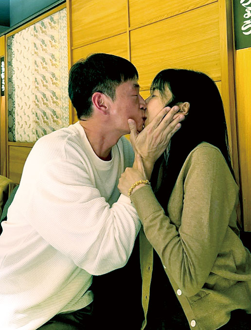 ■楊謹華與老公甜蜜接吻。網上圖片