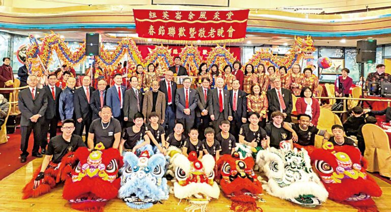 公所職員、嘉賓同舞龍舞獅好手們合影。 李強攝