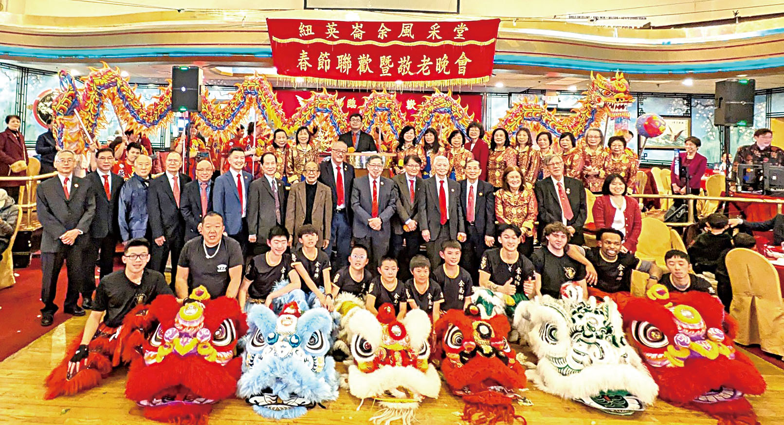 公所職員、嘉賓同舞龍舞獅好手們合影。 李強攝