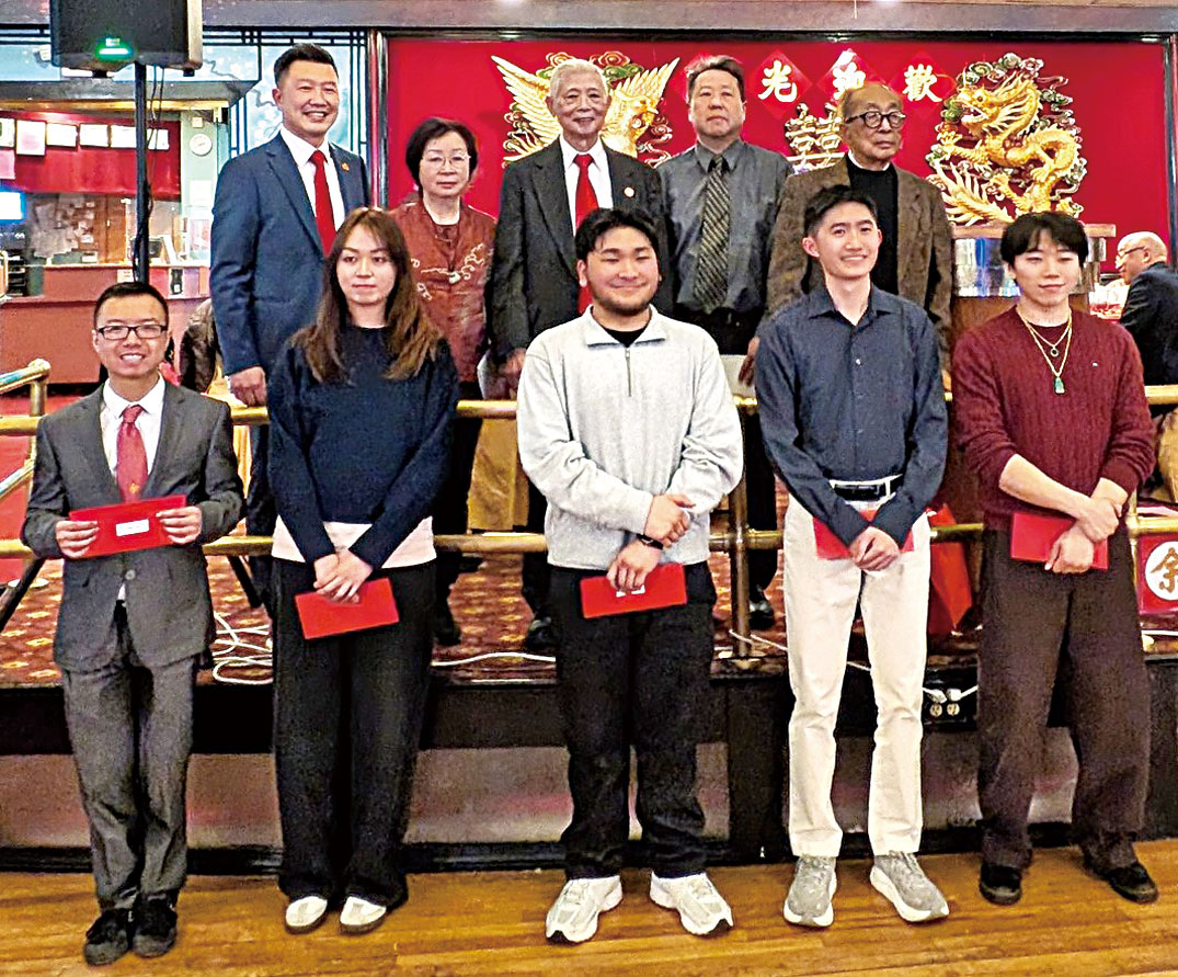 五位優秀子弟獲得公所頒發的獎學金。