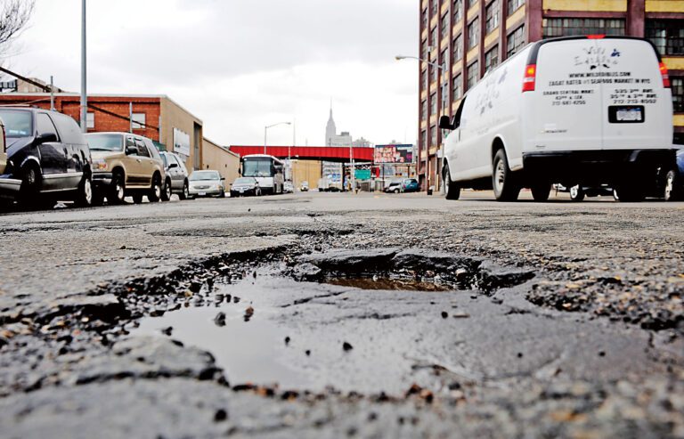 今年311系統接獲逾2萬宗坑洞報告。Robert Stolarik/紐約時報