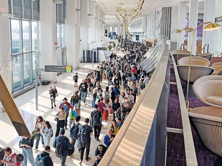 拉瓜迪亞機場旅客平均等待至少3小時。Tara Terranova/紐約時報