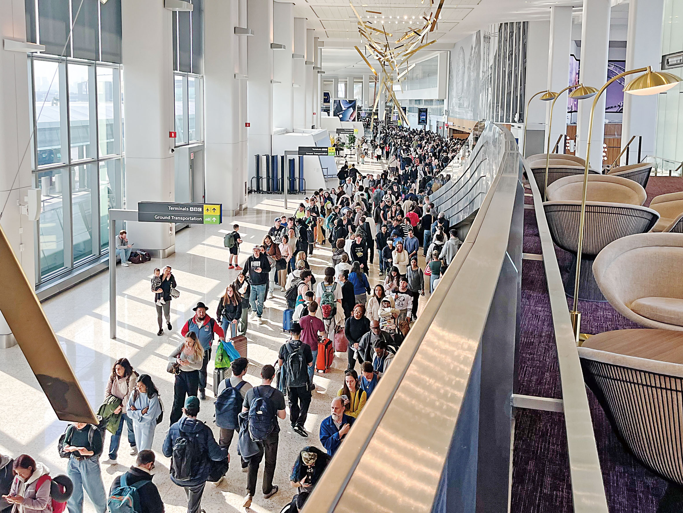 拉瓜迪亞機場旅客平均等待至少3小時。Tara Terranova/紐約時報