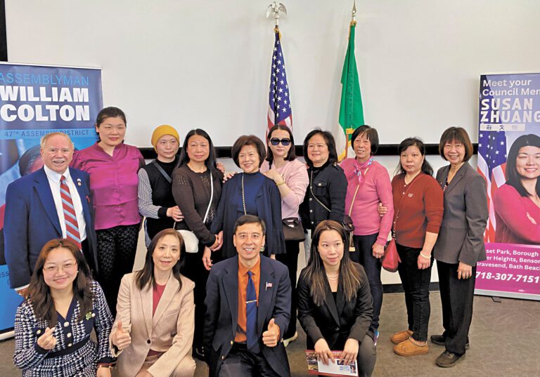 (後排左起)寇頓與莊文怡22日與部分獲獎華裔合影。 張之銘攝