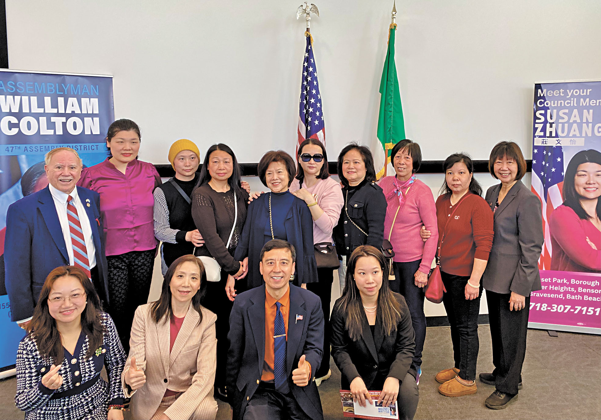 (後排左起)寇頓與莊文怡22日與部分獲獎華裔合影。 張之銘攝