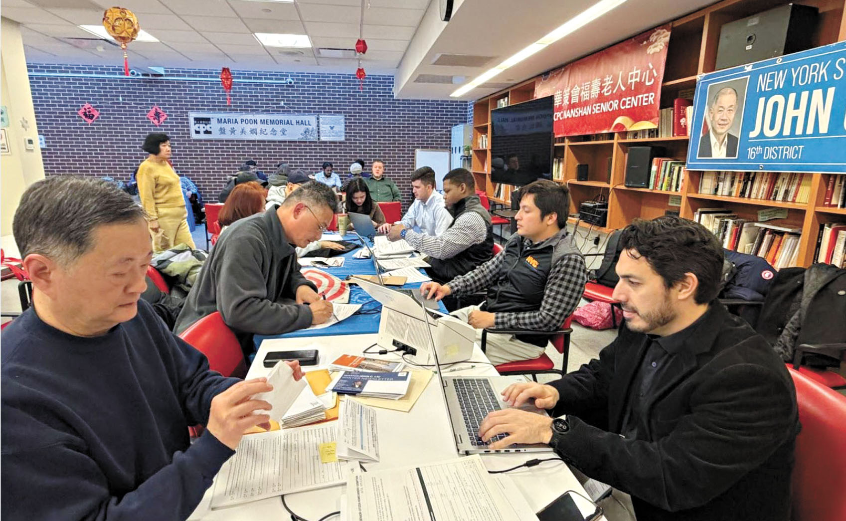 劉醇逸辦工作坊助居民申請房產稅與租金減免。 圖片由劉醇逸辦公室提供