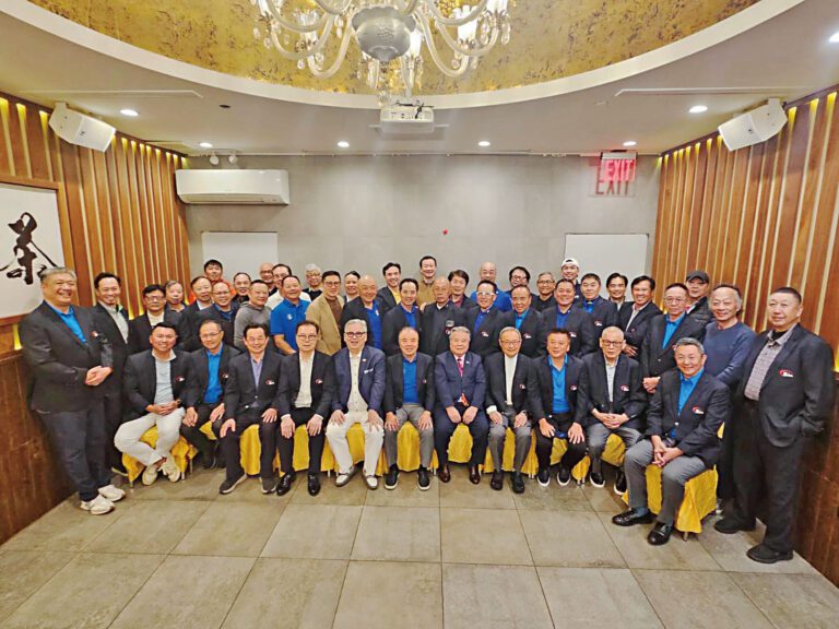 美國華商高爾夫球會會員及兩位特別嘉賓合照。