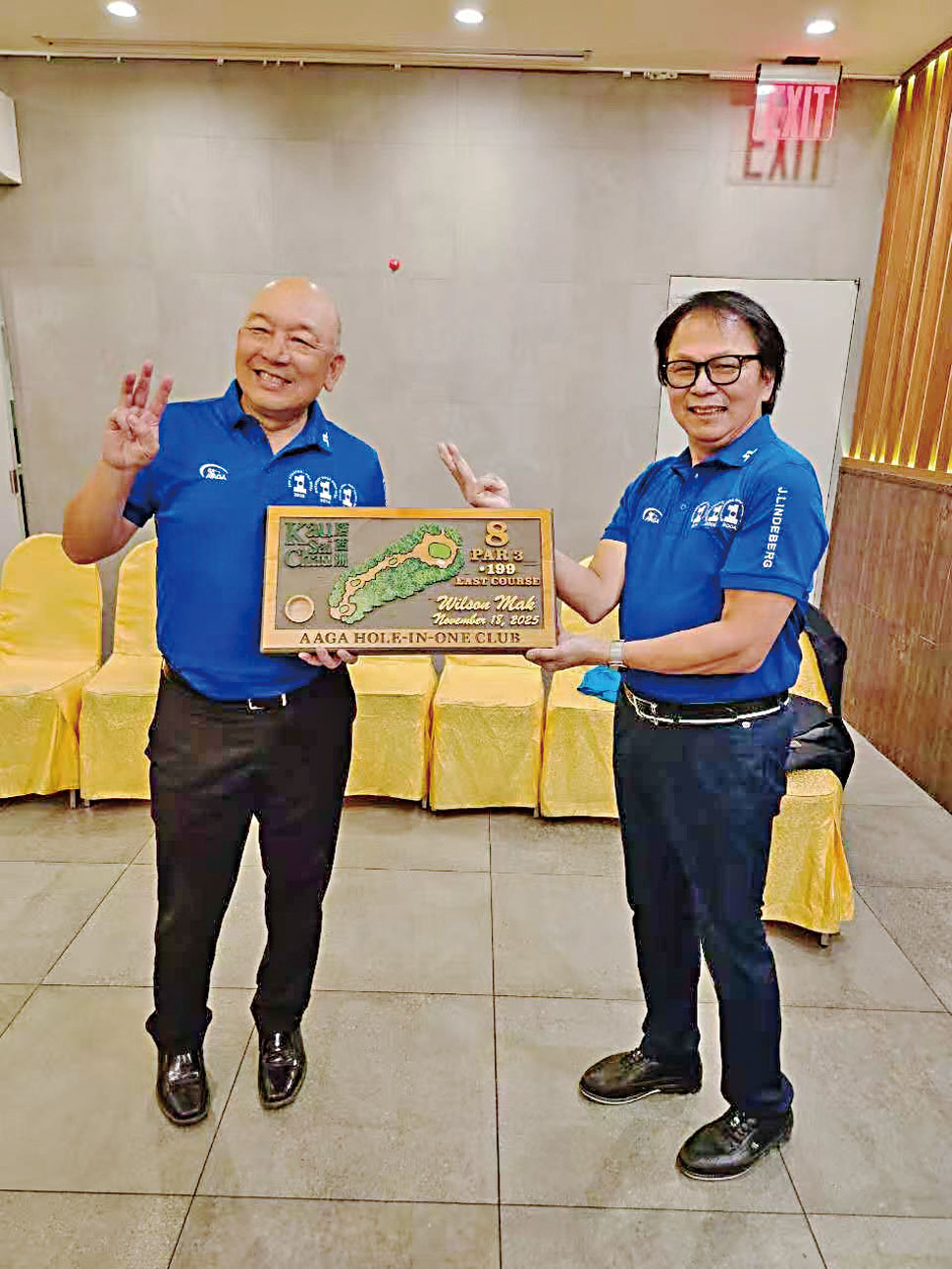 上屆三次HIO得主陳志輝醫生，頒發牌匾給現屆得主麥沛榮（左）。