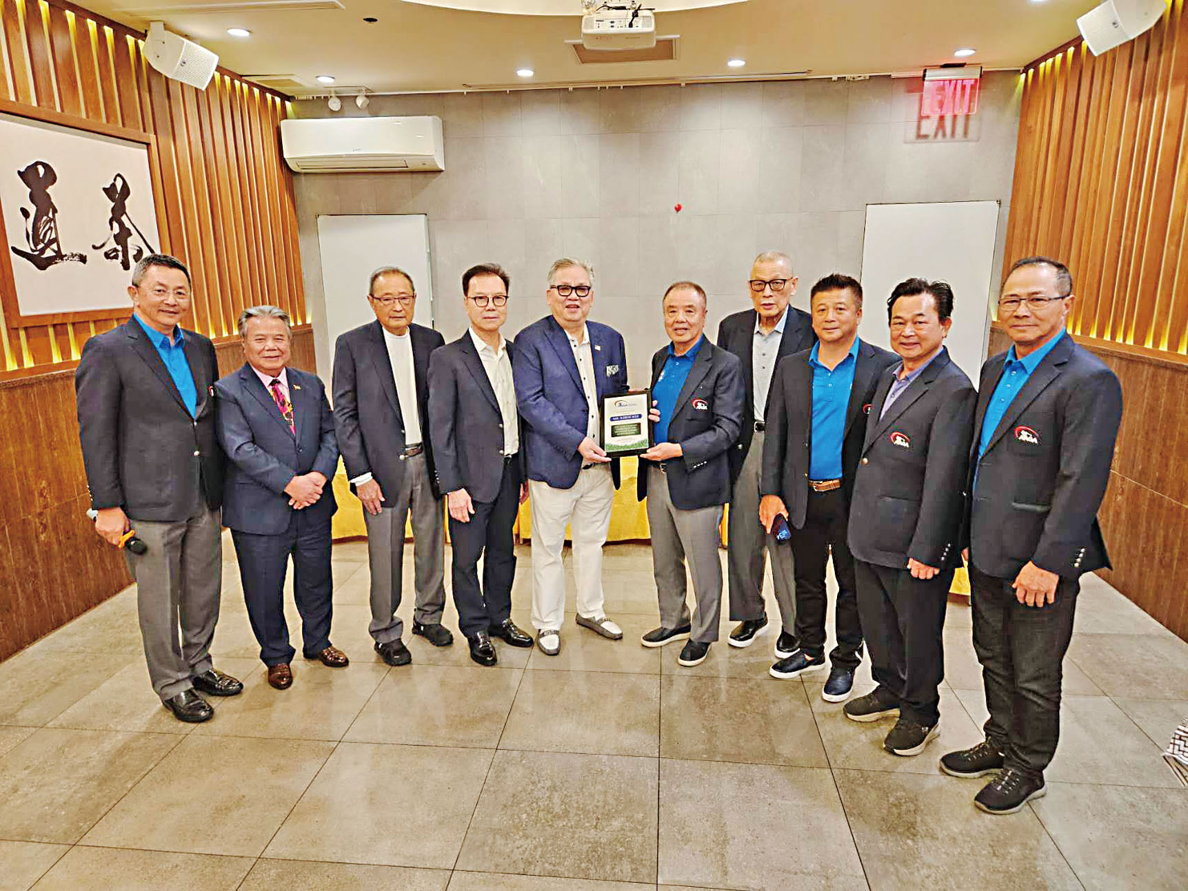 球會特別向星島日報頒獎。