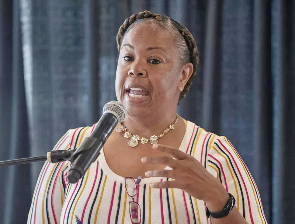 洛杉磯縣執行長達文波特宣布，她將於下個月辭職，理由是未公開的健康問題。洛杉磯時報