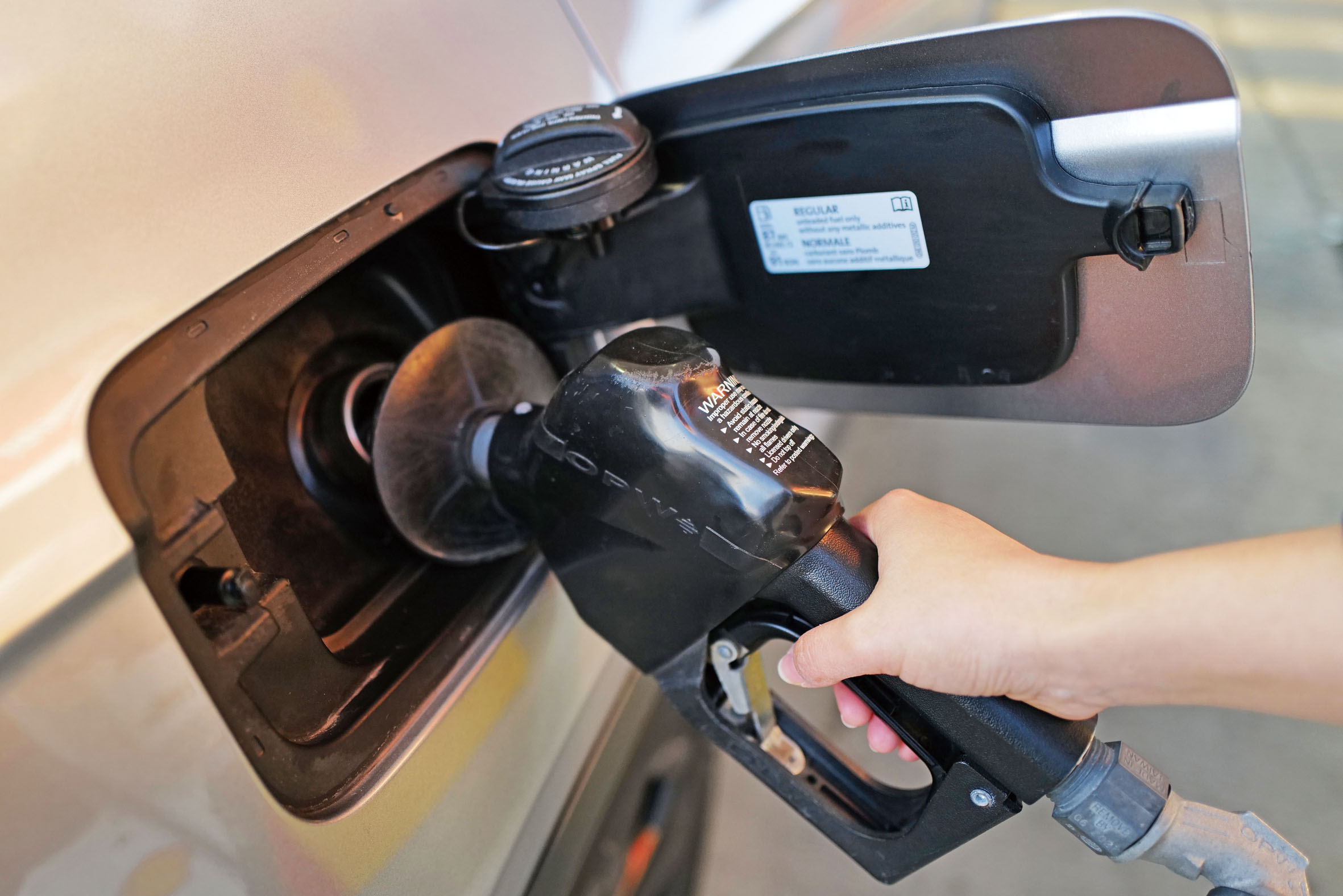 一名駕駛在伊利諾伊州加油站加油。美聯社