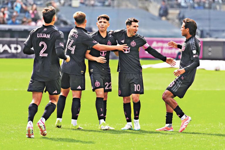 美斯破門後，隊友紛紛上前慶祝。美聯社