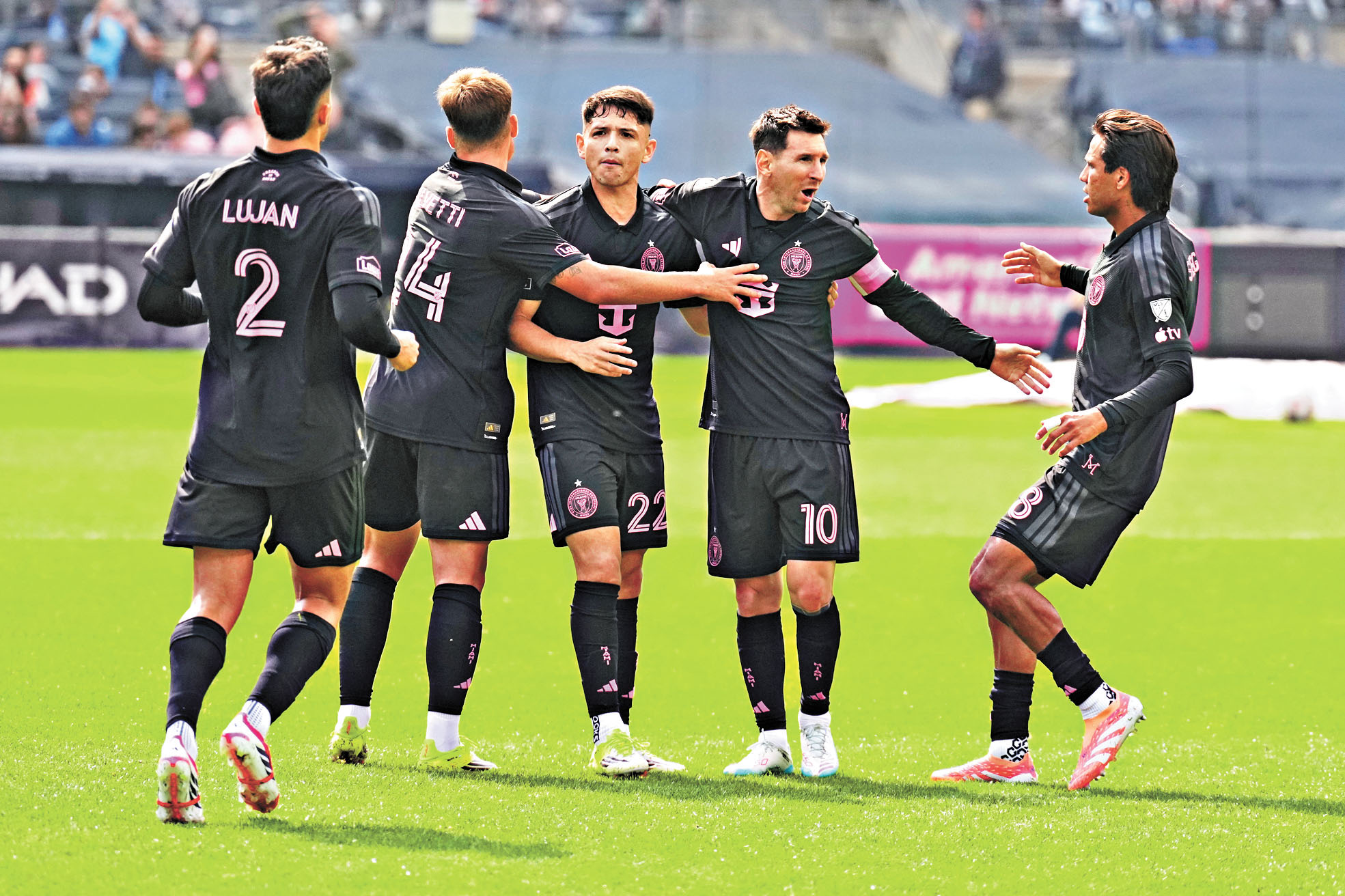 美斯破門後，隊友紛紛上前慶祝。美聯社