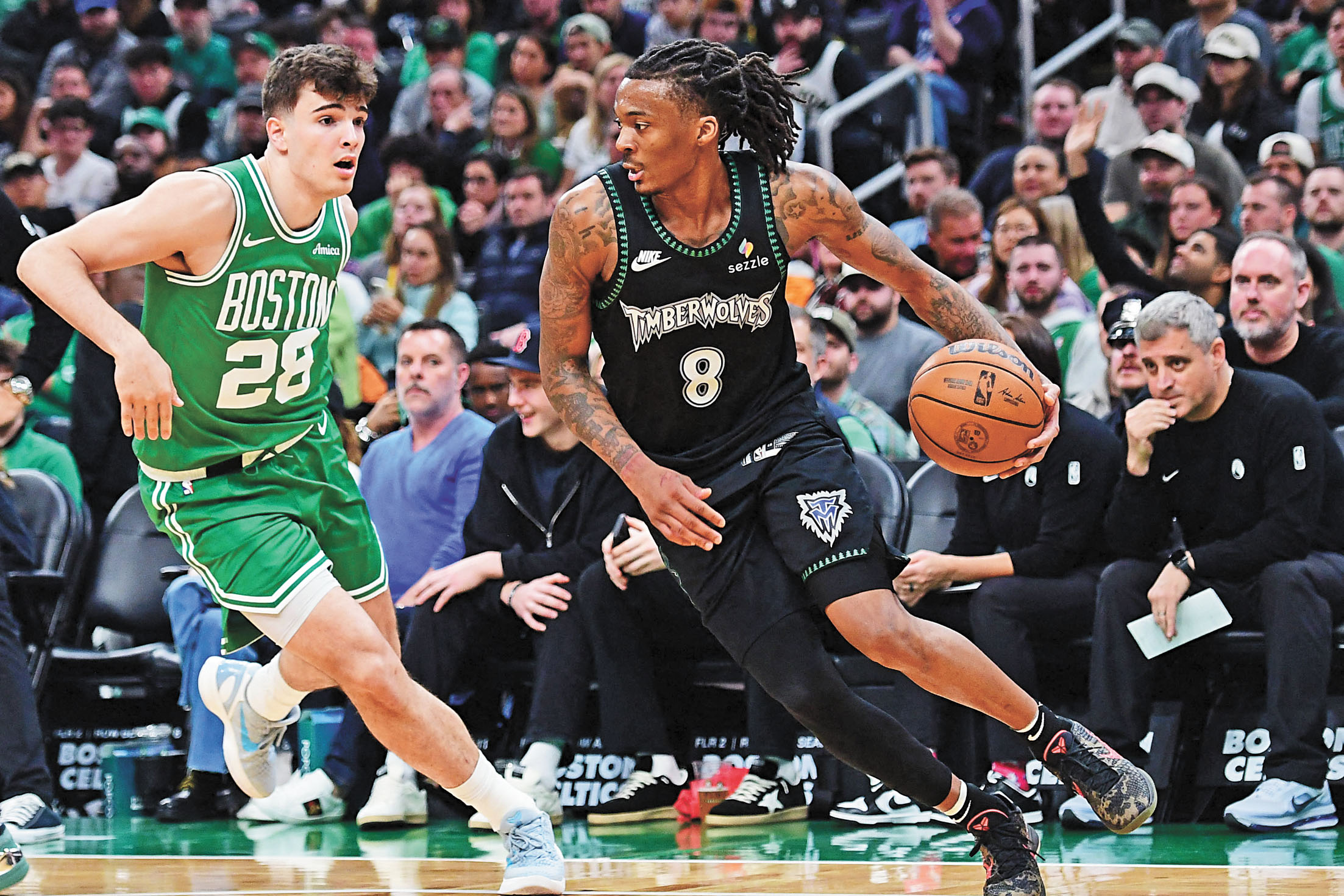 海蘭德（右）在比賽中突破防守。路透社