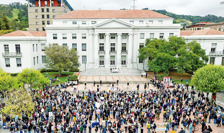 加大系統投資長在校董會上發言對人工智能發展提出警告，圖為去年4月大批學生和教職人員在柏克萊加大廣場集會呼籲重視高等教育。美聯社資料圖片