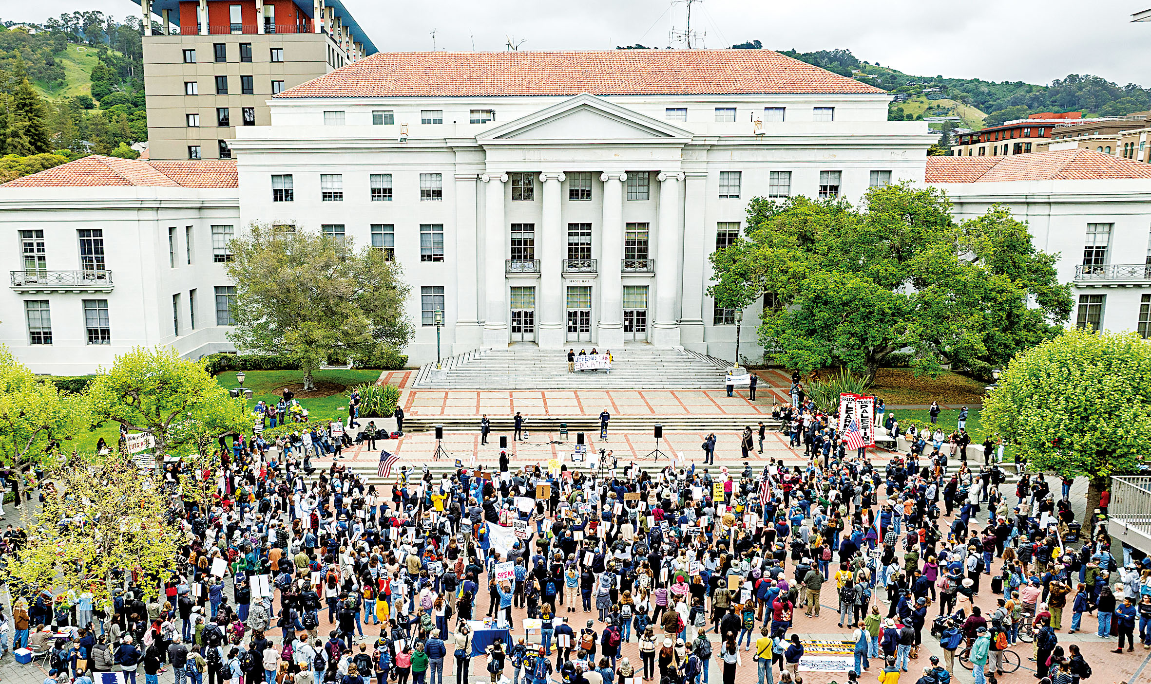 加大系統投資長在校董會上發言對人工智能發展提出警告，圖為去年4月大批學生和教職人員在柏克萊加大廣場集會呼籲重視高等教育。美聯社資料圖片