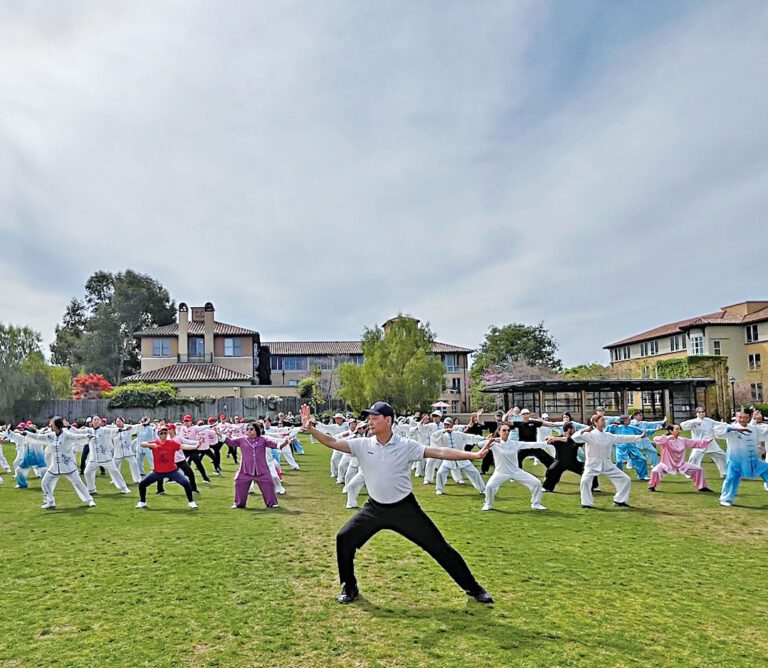 慶祝活動發起人李書東帶領全體演練八段錦。記者王蔚攝