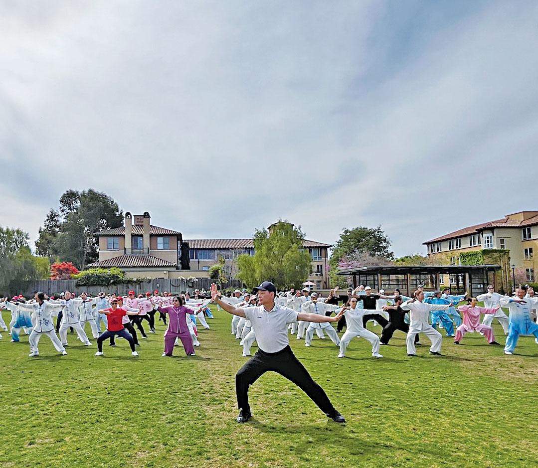 慶祝活動發起人李書東帶領全體演練八段錦。記者王蔚攝