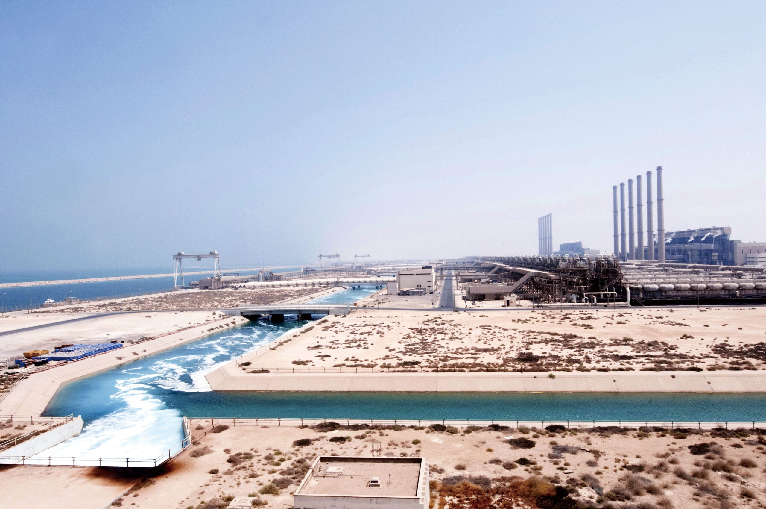 中東多國飲用水高度仰賴海水淡化。圖為位於沙特的朱拜勒海水淡化廠。路透社