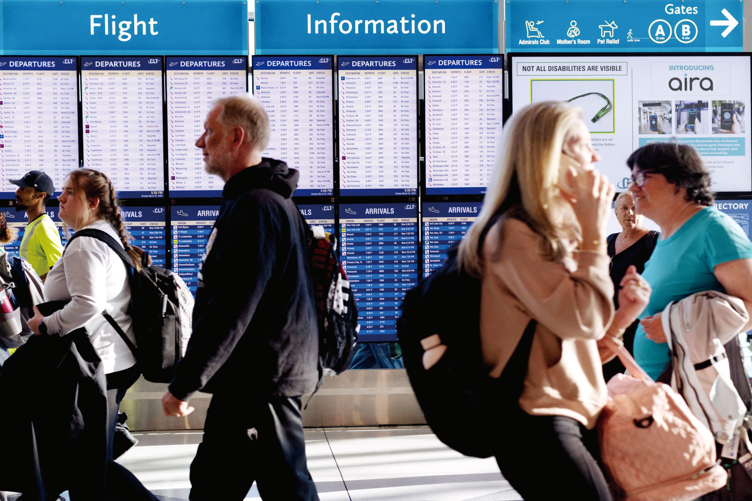 ICE人員將進駐全美各大機場，協助因預算僵局導致的機場安檢人手不足情況。圖為在北卡州夏洛特道格拉斯國際機場，旅客正在查看航班資訊。路透社