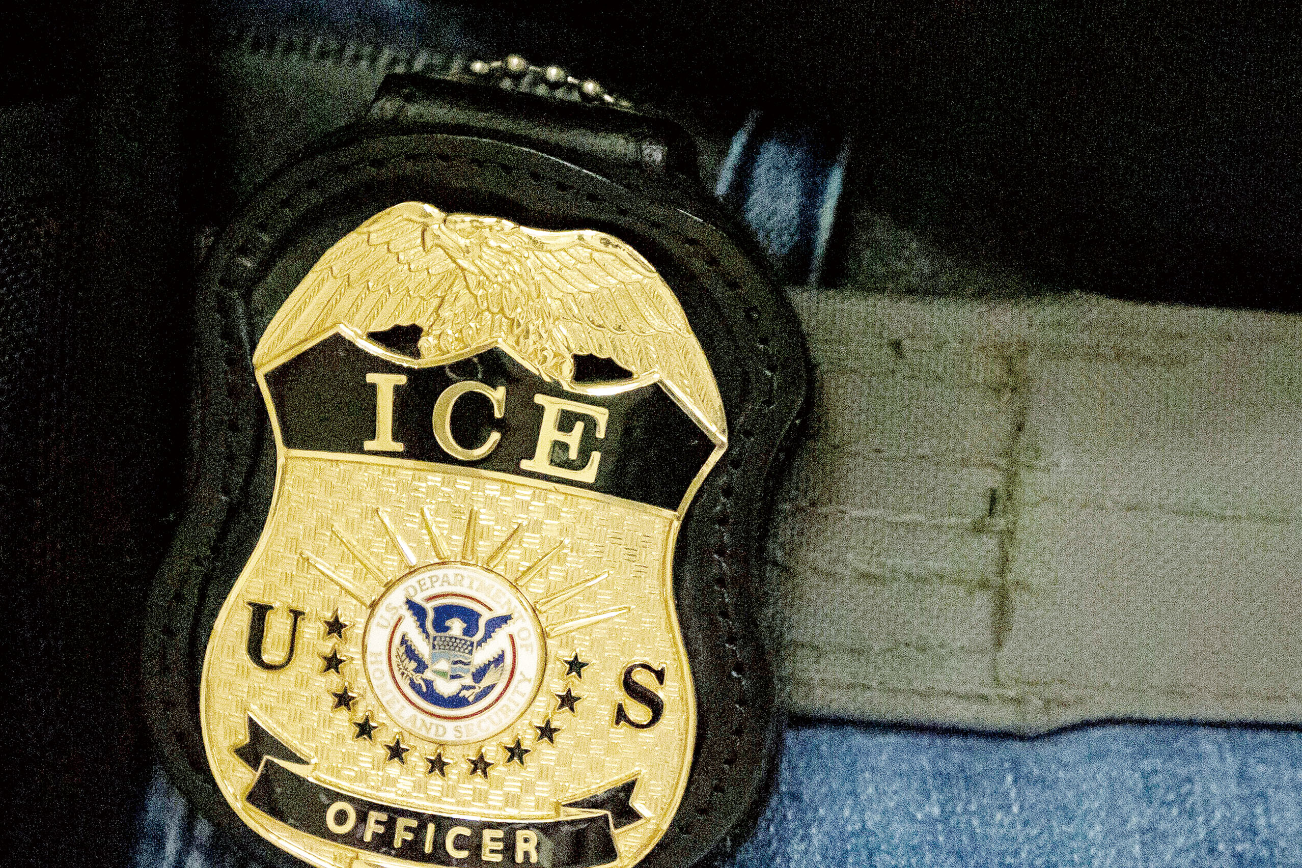 一名佩戴著徽章的ICE執法人員。美聯社