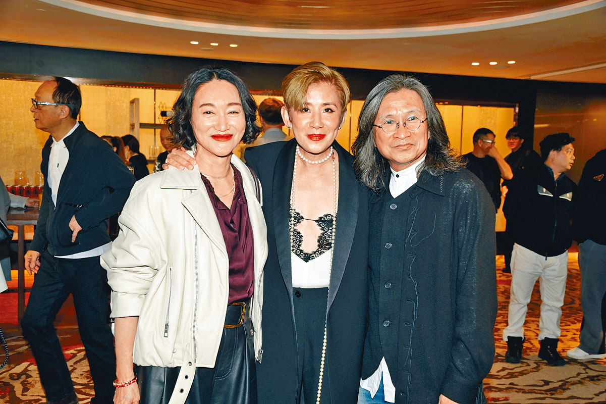 （左起）惠英紅、吳君如、陳可辛在導演會頒獎禮上歡聚。