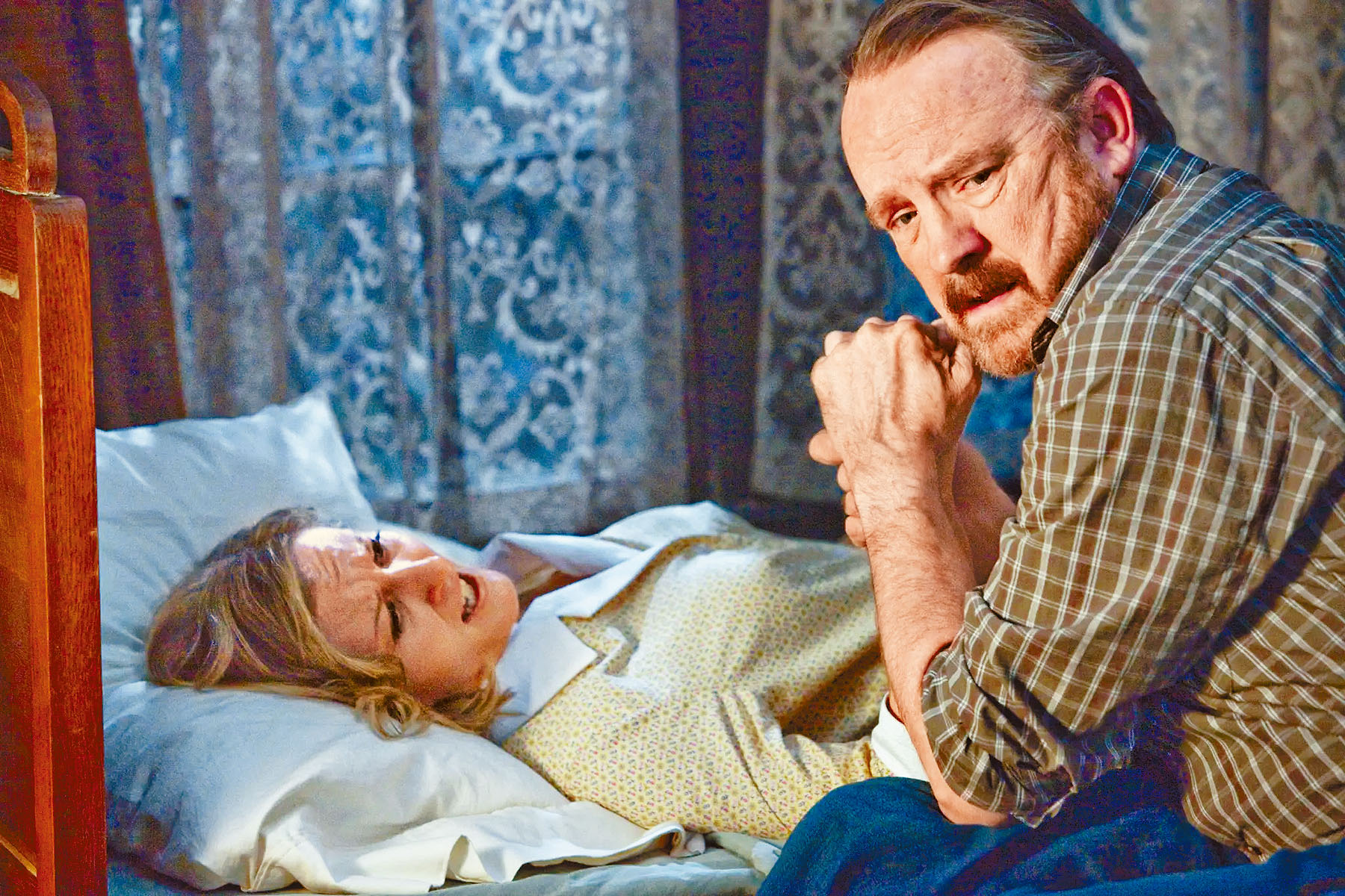 《狙魔人》Carrie Anne上月因乳癌病逝，其劇中丈夫Jim證實死訊。劇照