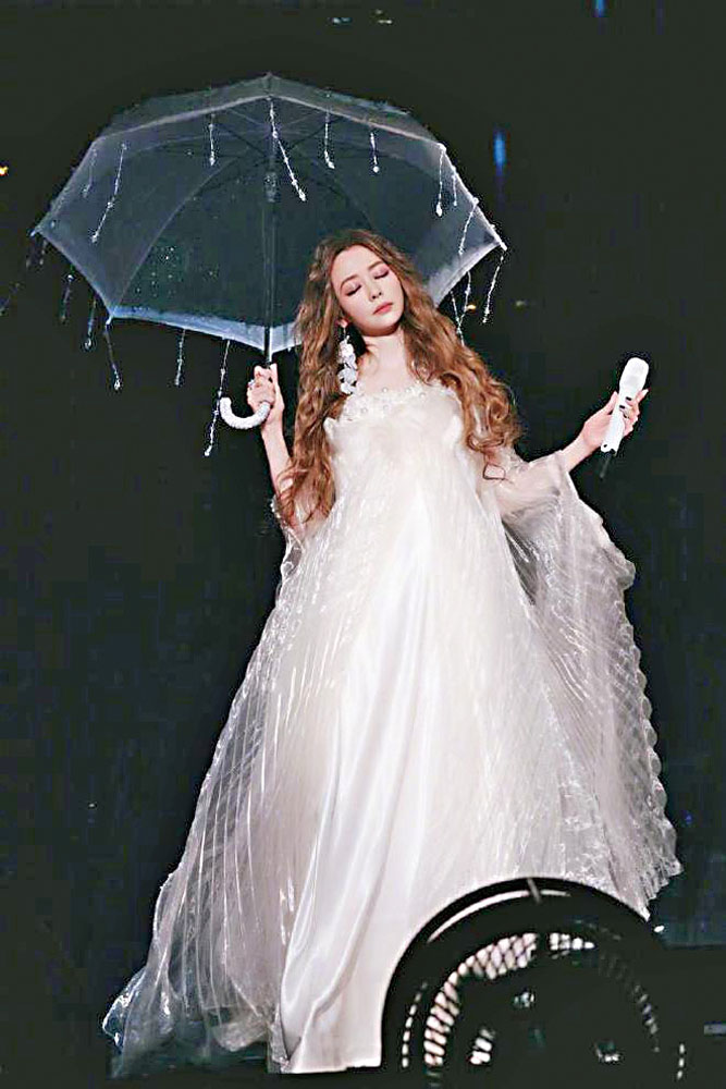 張靚穎在廣州演唱會上自嘲醫美翻車。網上圖片