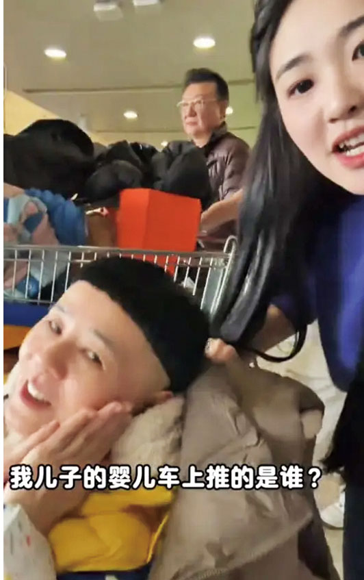 金龜子坐在女兒推著的嬰兒車裏。網上圖片