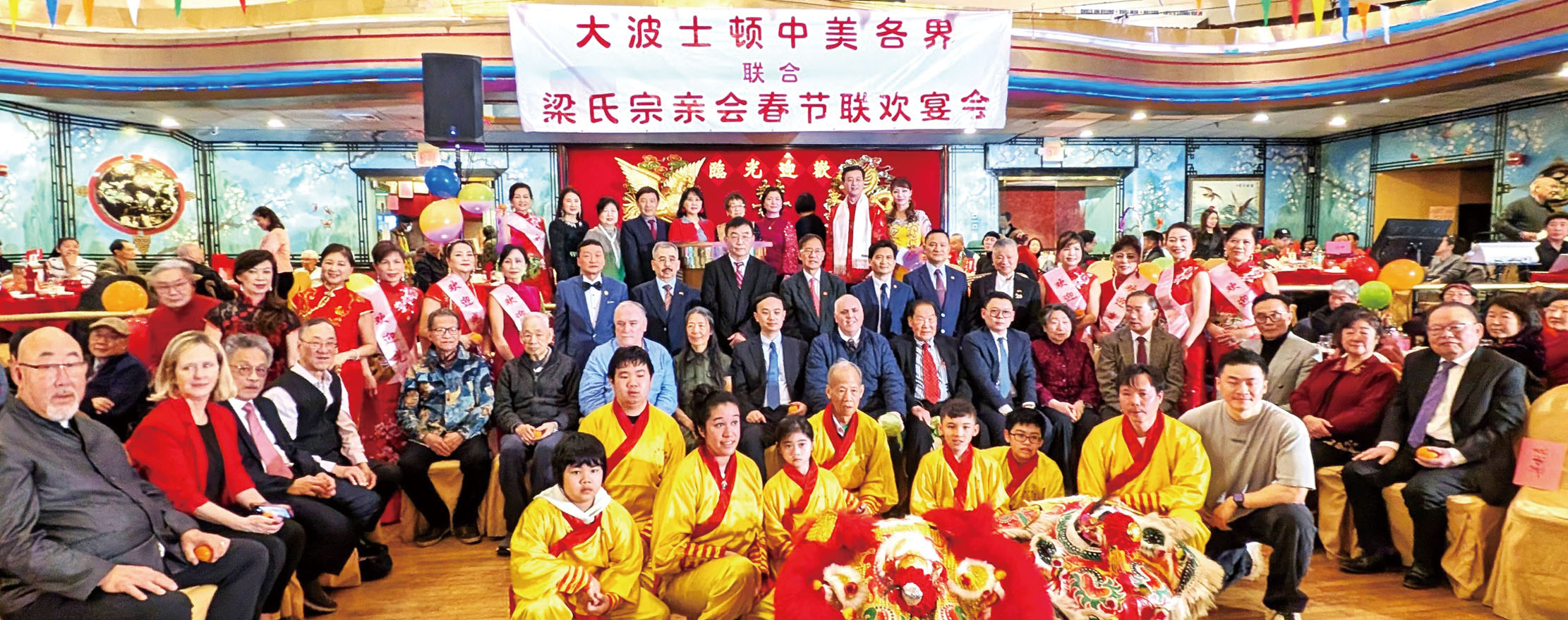 舞獅好手們、嘉賓及職員們合影。 李強攝